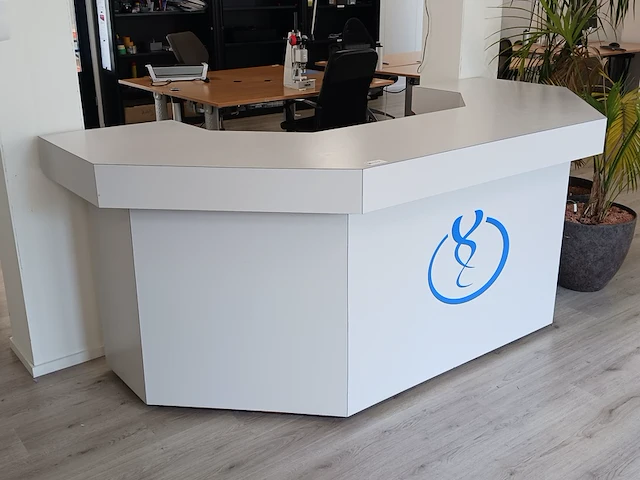 Ontvangstbalie | locatie roden - afbeelding 1 van  12