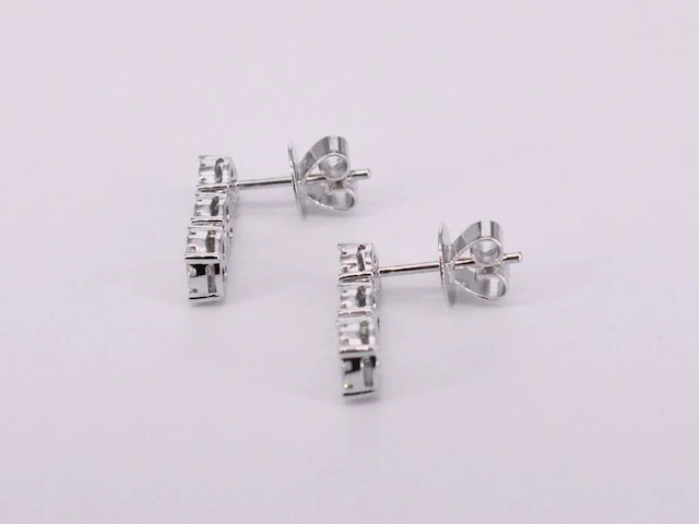 Oorhangers met drie chatons van diamanten - afbeelding 6 van  7