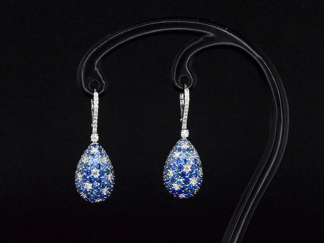 Oorhangers van 18 carats goud met diamanten van hoge kwaliteit met groene en blauwe saffieren - afbeelding 1 van  8