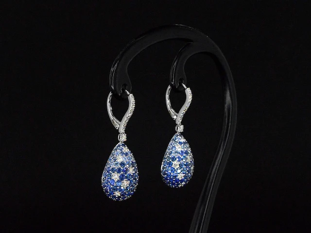 Oorhangers van 18 carats goud met diamanten van hoge kwaliteit met groene en blauwe saffieren - afbeelding 3 van  8