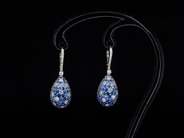 Oorhangers van 18 carats goud met diamanten van hoge kwaliteit met groene en blauwe saffieren - afbeelding 5 van  8