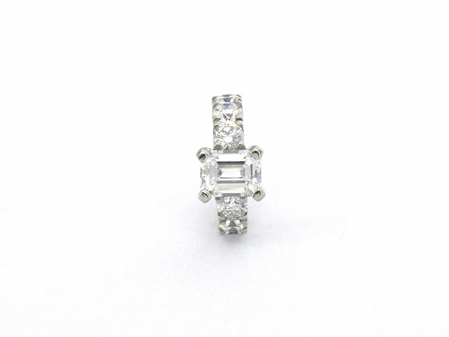 Oorsieraad met briljant geslepen diamanten en een emerald geslepen diamant met een gia certificaat - afbeelding 1 van  11