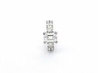 Oorsieraad met briljant geslepen diamanten en een emerald geslepen diamant met een gia certificaat - afbeelding 1 van  11