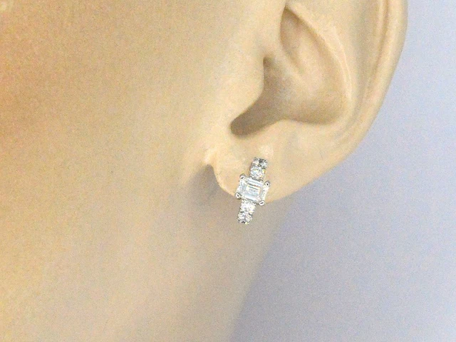 Oorsieraad met briljant geslepen diamanten en een emerald geslepen diamant met een gia certificaat - afbeelding 4 van  11