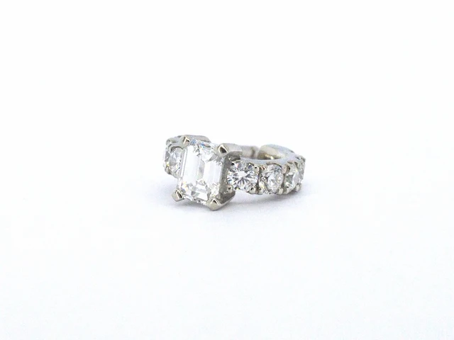 Oorsieraad met briljant geslepen diamanten en een emerald geslepen diamant met een gia certificaat - afbeelding 5 van  11