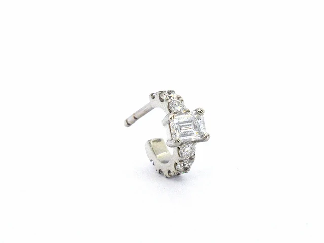 Oorsieraad met briljant geslepen diamanten en een emerald geslepen diamant met een gia certificaat - afbeelding 6 van  11