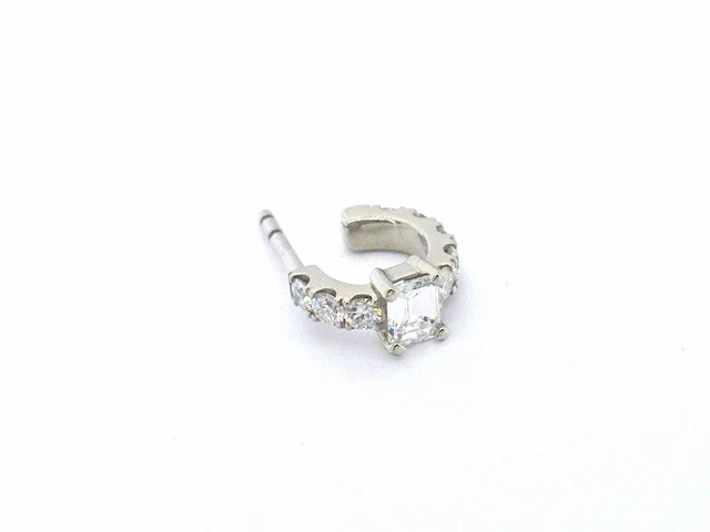 Oorsieraad met briljant geslepen diamanten en een emerald geslepen diamant met een gia certificaat - afbeelding 7 van  11