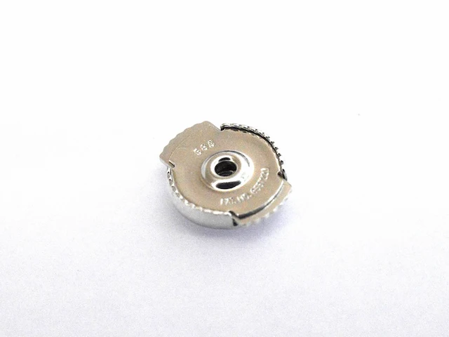 Oorsieraad met briljant geslepen diamanten en een emerald geslepen diamant met een gia certificaat - afbeelding 9 van  11