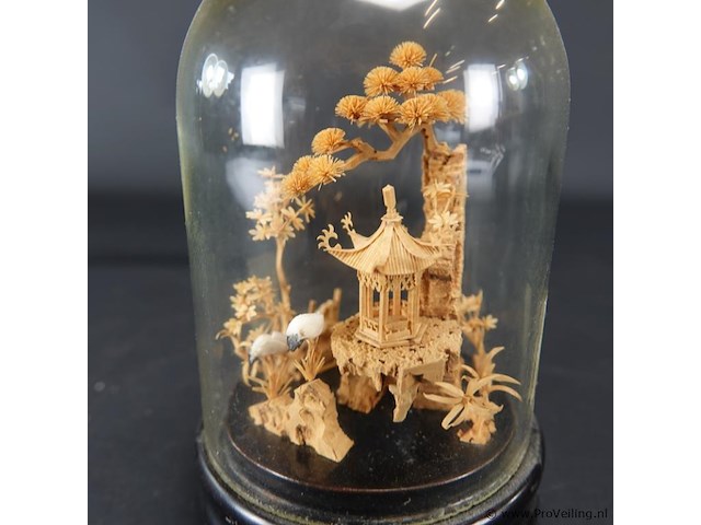 Oosters diorama onder stolp - afbeelding 2 van  5