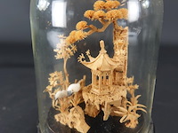 Oosters diorama onder stolp - afbeelding 2 van  5