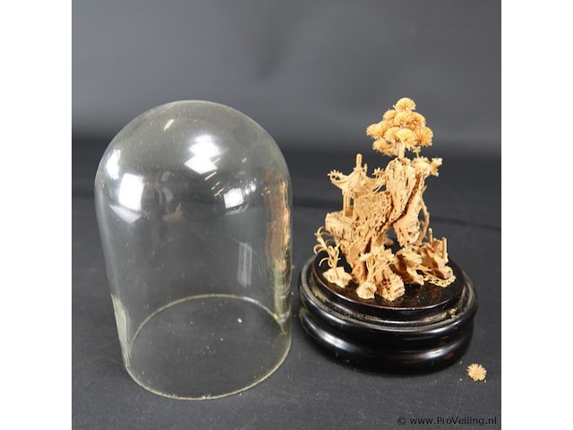 Oosters diorama onder stolp - afbeelding 3 van  5