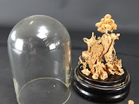 Oosters diorama onder stolp - afbeelding 3 van  5