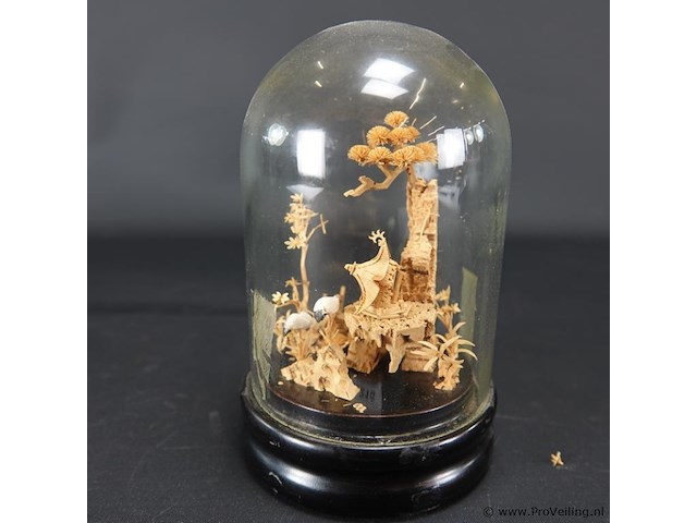 Oosters diorama onder stolp - afbeelding 4 van  5