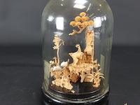 Oosters diorama onder stolp - afbeelding 4 van  5