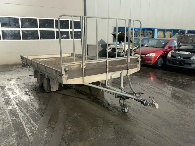 Op het veld aanhangwagen - afbeelding 1 van  13