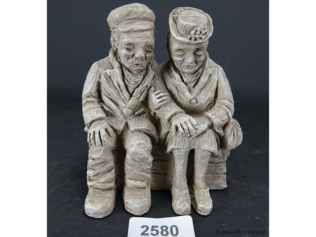 Opa en oma op bankje - afbeelding 1 van  5