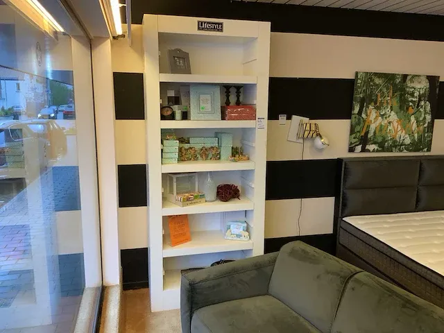 Opbergkast met woondecoraties - afbeelding 1 van  6