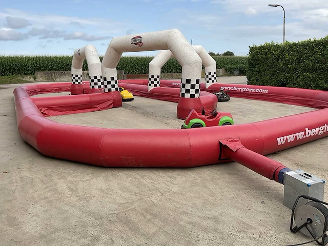 Opblaasbare racebaan met bumpercars + aanhangwagen - afbeelding 11 van  54