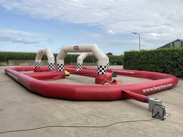 Opblaasbare racebaan met bumpercars + aanhangwagen - afbeelding 1 van  54
