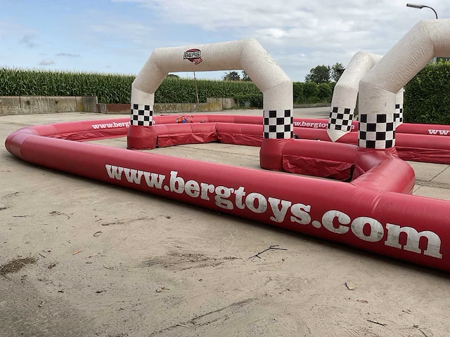 Opblaasbare racebaan met bumpercars + aanhangwagen - afbeelding 13 van  54
