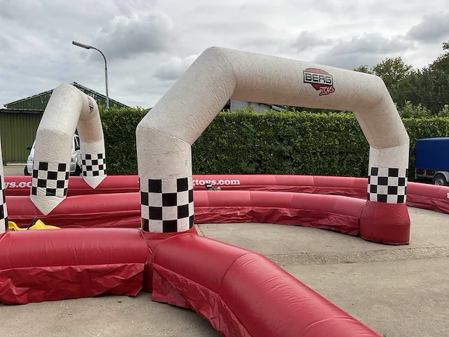 Opblaasbare racebaan met bumpercars + aanhangwagen - afbeelding 14 van  54