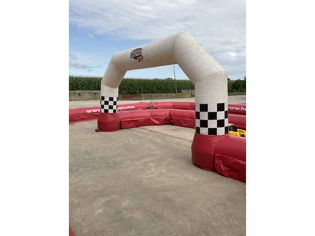 Opblaasbare racebaan met bumpercars + aanhangwagen - afbeelding 17 van  54