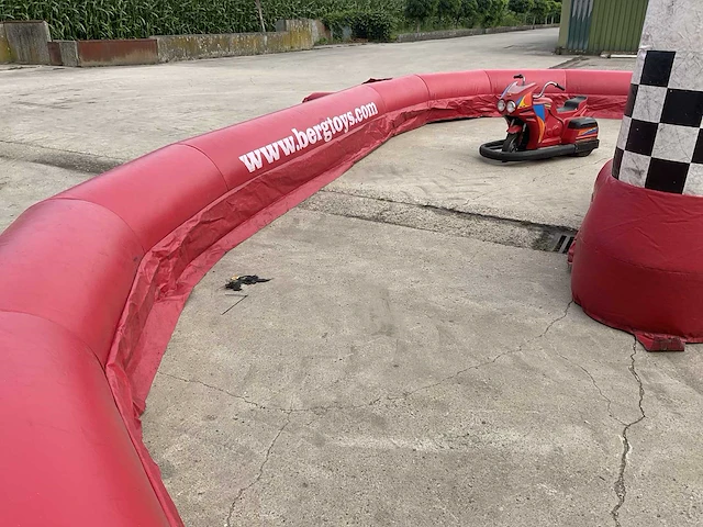 Opblaasbare racebaan met bumpercars + aanhangwagen - afbeelding 18 van  54