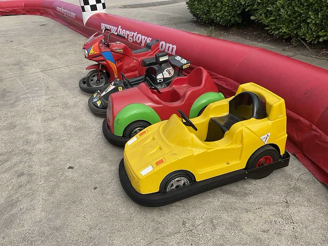 Opblaasbare racebaan met bumpercars + aanhangwagen - afbeelding 27 van  54