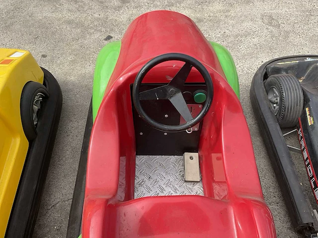 Opblaasbare racebaan met bumpercars + aanhangwagen - afbeelding 32 van  54