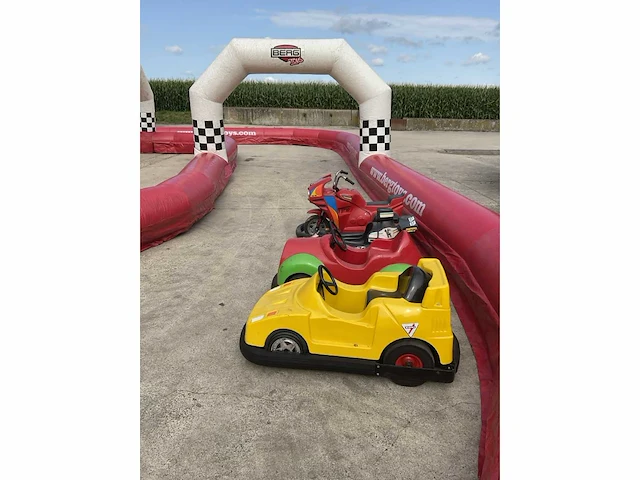 Opblaasbare racebaan met bumpercars + aanhangwagen - afbeelding 47 van  54