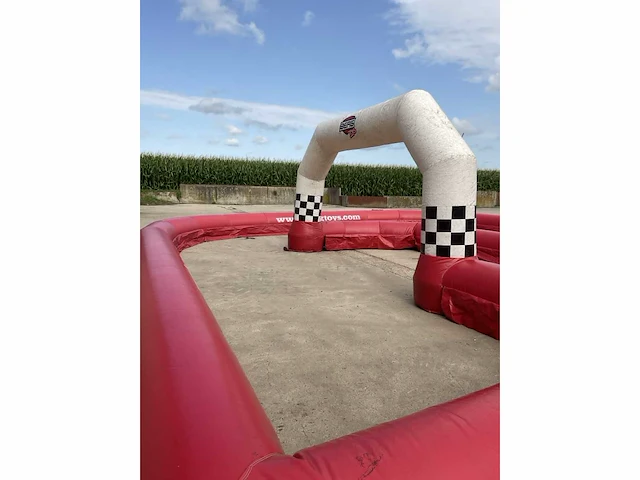 Opblaasbare racebaan met bumpercars + aanhangwagen - afbeelding 48 van  54
