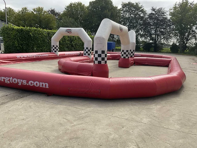 Opblaasbare racebaan met bumpercars + aanhangwagen - afbeelding 49 van  54