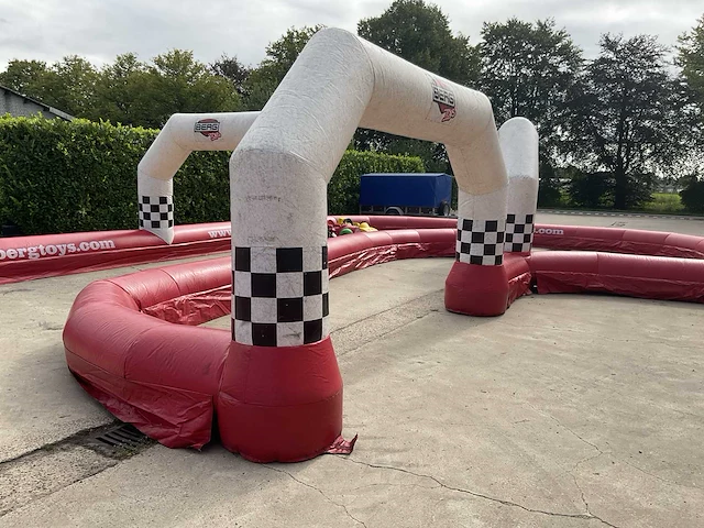 Opblaasbare racebaan met bumpercars + aanhangwagen - afbeelding 50 van  54