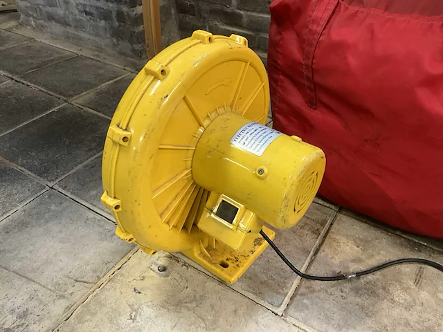 Opblaasfiguur bruidspaar - 4 meter - afbeelding 5 van  6