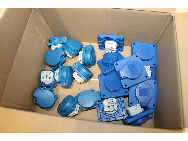 Opbouw wandcontactdozen in doos. - afbeelding 1 van  1
