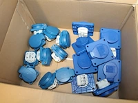 Opbouw wandcontactdozen in doos. - afbeelding 1 van  1
