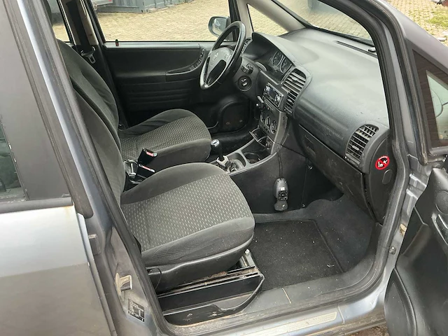 Opel - 2003 - zafira - 1.8-16v elegance - personenauto - afbeelding 2 van  11
