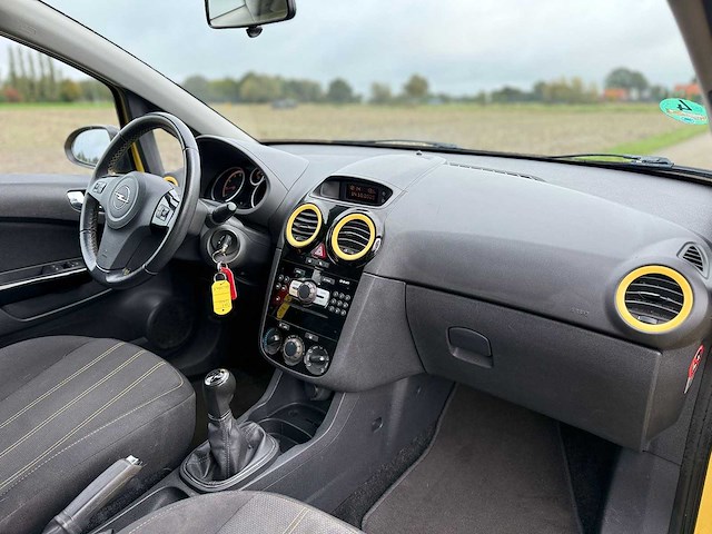 Opel - 2010 - corsa - 1.4-16v cosmo - zv-484-k - afbeelding 2 van  15