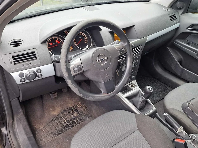 Opel - astra - 1.6 enjoy - 38-pn-zf - 2004 - nap - afbeelding 2 van  18