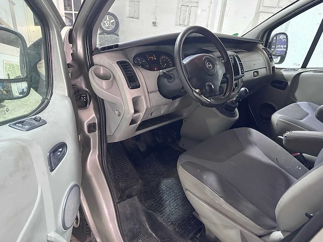 Opel - vivaro - 2.5 cdti l1h1 - 16-vjt-3 - afbeelding 15 van  16