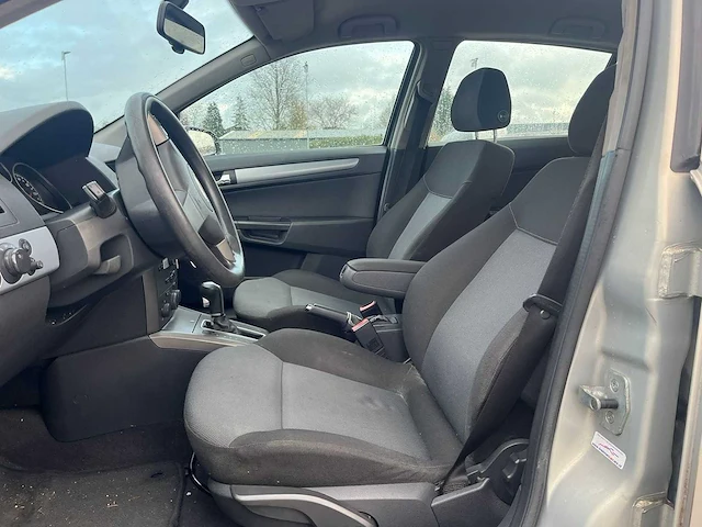 Opel astra 1.8 enjoy car 2005 | 83-rg-nt i - afbeelding 2 van  26