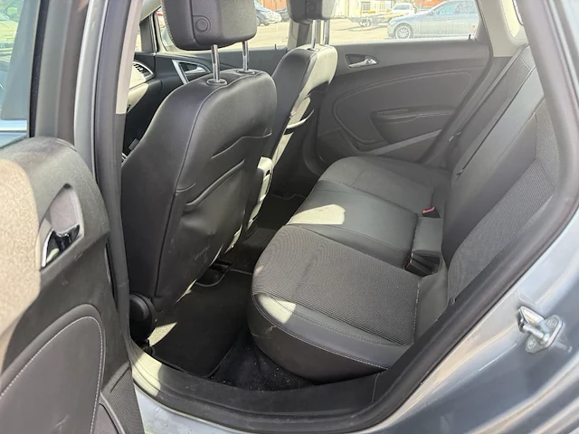 Opel astra sports sedan1 6i cosmo 115 at,2013 - afbeelding 13 van  27