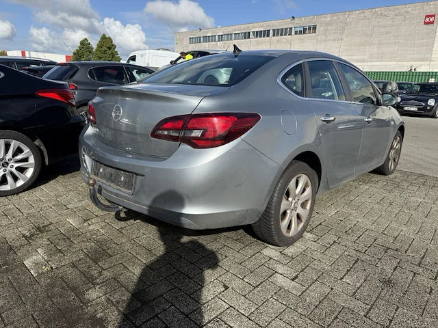 Opel astra sports sedan1 6i cosmo 115 at,2013 - afbeelding 22 van  27