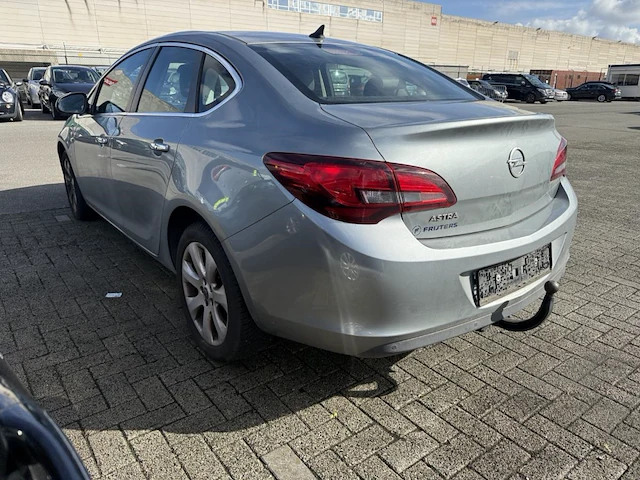Opel astra sports sedan1 6i cosmo 115 at,2013 - afbeelding 24 van  27