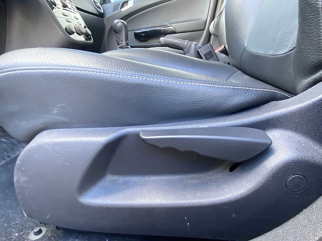 Opel corsa 1.4 16v cosmo 2010 | 46-nlg-5 - afbeelding 3 van  32
