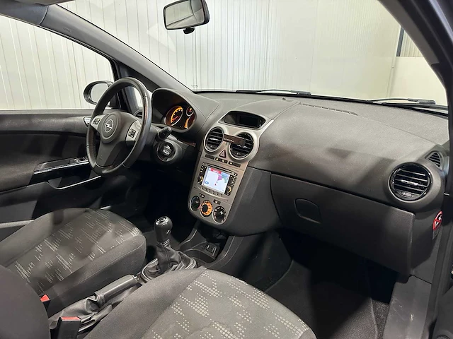 Opel corsa 1.4-16v edition 02-xkt-2 - afbeelding 2 van  24