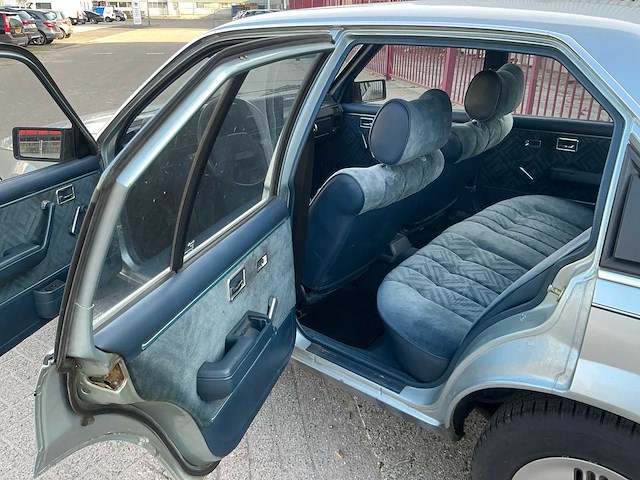 Opel rekord 2.0 s berlina oldtimer personenauto - afbeelding 24 van  29