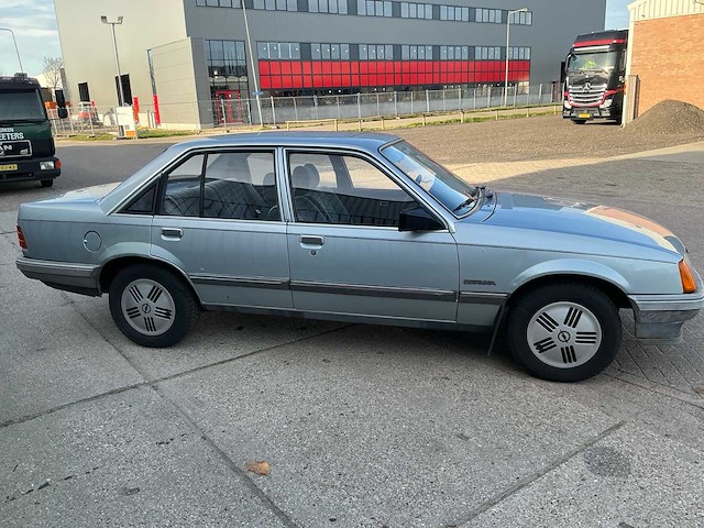 Opel rekord 2.0 s berlina oldtimer personenauto - afbeelding 3 van  29