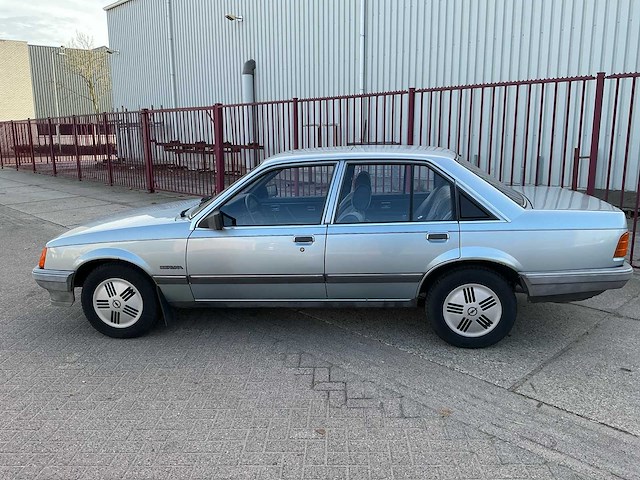 Opel rekord 2.0 s berlina oldtimer personenauto - afbeelding 5 van  29