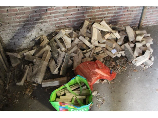 Openhaardhout. gedroogd. inclusief aanmaakblokjes - afbeelding 2 van  2